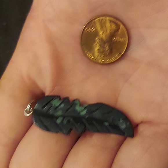 Stunning carved gem stone feather pendant. Blacks, Grey's, greens. - Picture 2 of 2
